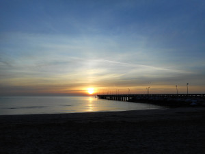 Alba sul pontile (Foto di Luca Venanzi)